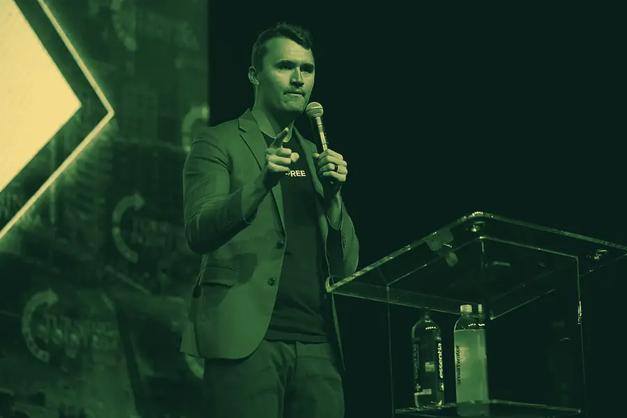Charlie Kirk discursando, em tons de verde